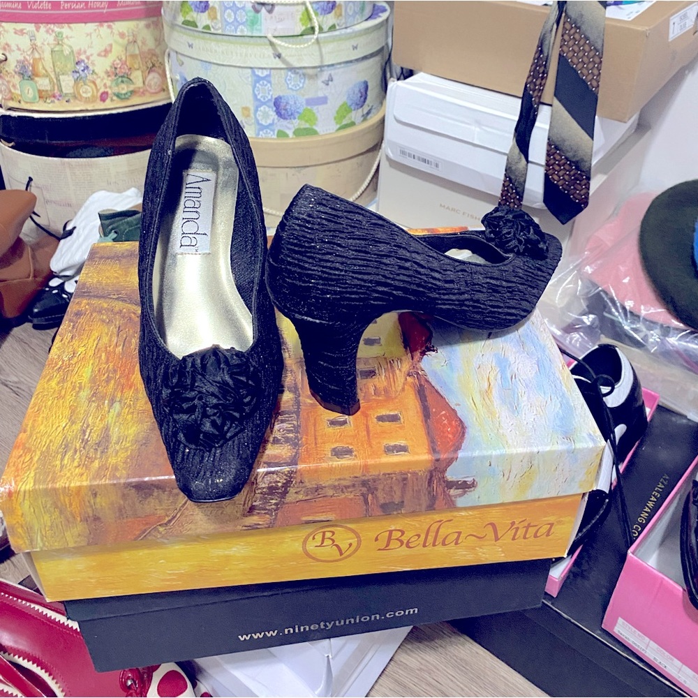 Ladies black pumps